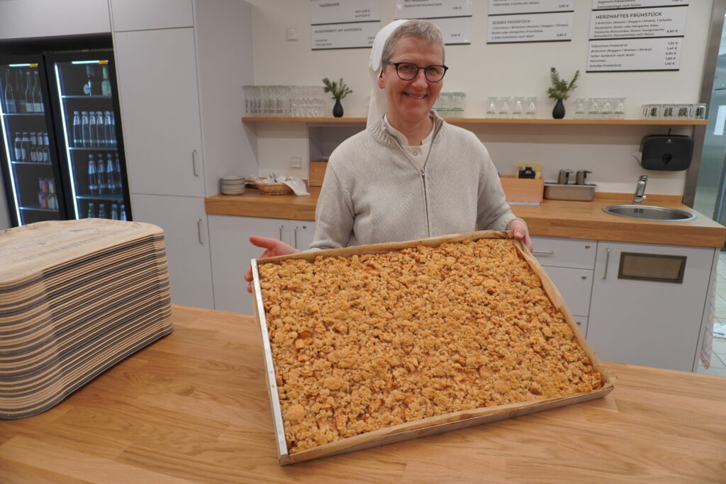 CAFÉ MARES | Sr. Emmanuela backt in der Klosterbäckerei Kuchen wie ihren berühmten Apfelkuchen