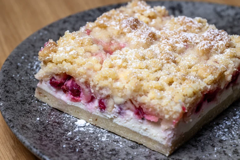 CAFÉ MARES Würzburg | Freuen Sie sich auf leckere, frische Kuchen an unserer Kuchentheke. Auch aus unserer Klosterbäckerei gibt es regelmäßig ofenfrische Kuchenspezialitäten